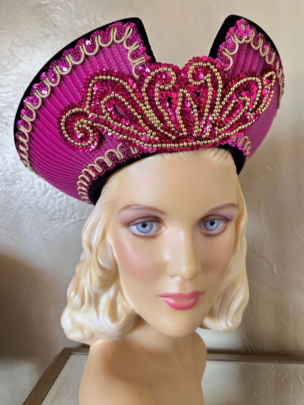REGAL 1970's FUCHSIA FELT CHURCH HAT + SEQUINS & CRIN TRIM